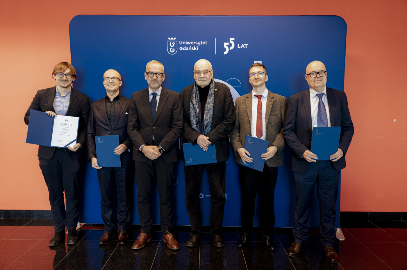 Rektor UG prof. Piotr Stepnowski  
i laureaci XI edycji Konkursu WUG:  
mgr Wojciech Jankowski,  
prof. Tomasz Widłak, prof. Jerzy Zajadło,  
dr Karol Gregorczuk, prof. Paweł Sut 
(Fot. Milena Szabat).