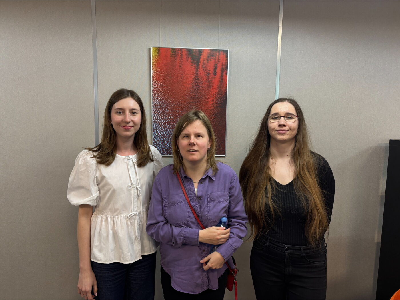 Doktor Izabela Dłużyk w towarzystwie studentek filologii polskiej: Urszuli Jankowskiej (z lewej) i Weroniki Kiczeli (z prawej) (Fot. archiwum prywatne).