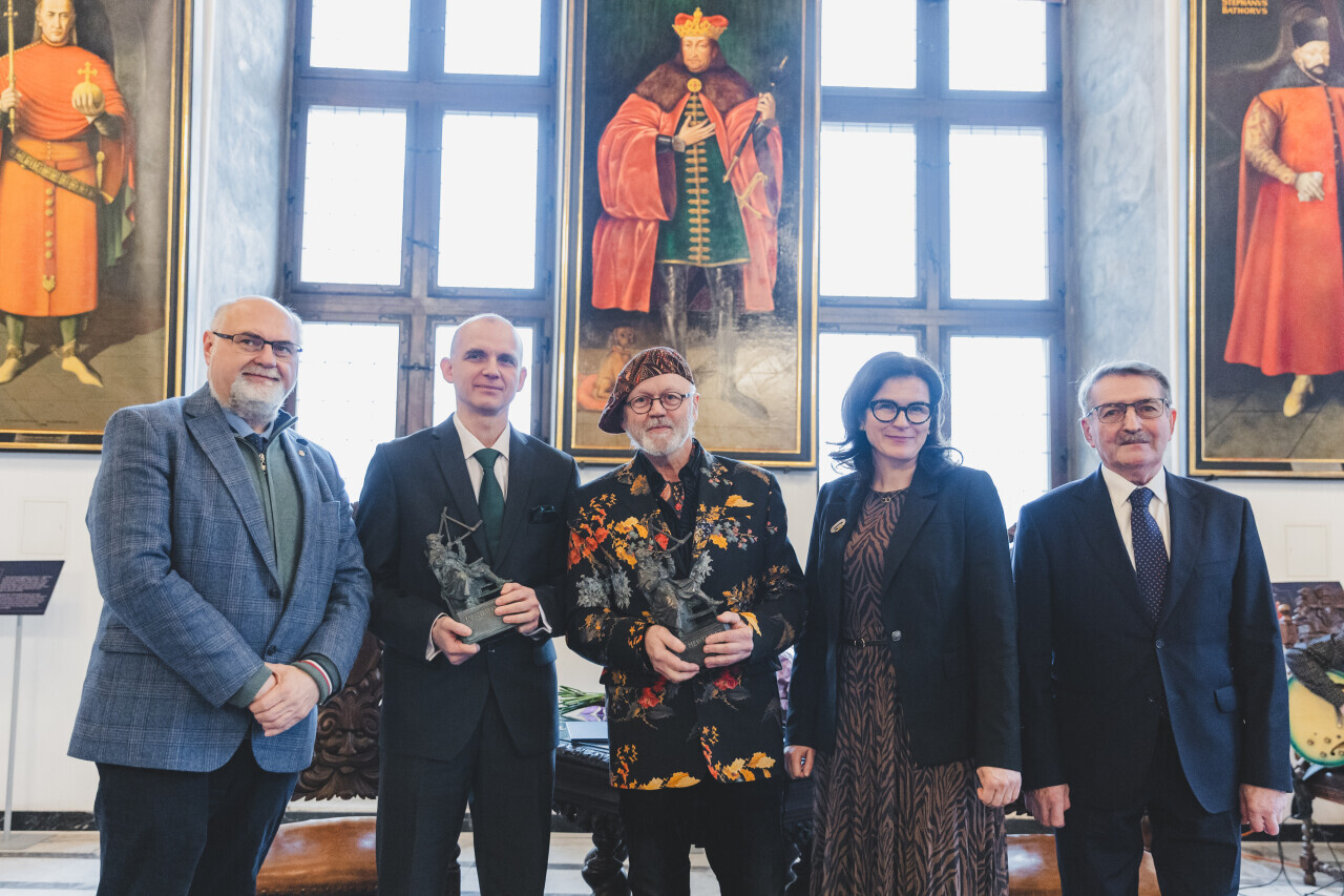 Laureaci Nagród im. Jana Heweliusza  
w towarzystwie prezydent Gdańska 
Aleksandry Dulkiewicz, prezesa  
Oddziału PAN w Gdańsku  
prof. Grzegorza Węgrzyna (po lewej)  
i prezesa Gdańskiego Towarzystwa  
Naukowego prof. Jerzego  
Błażejowskiego (po prawej)
(Fot. Dominik Paszliński/www.gdansk.pl).