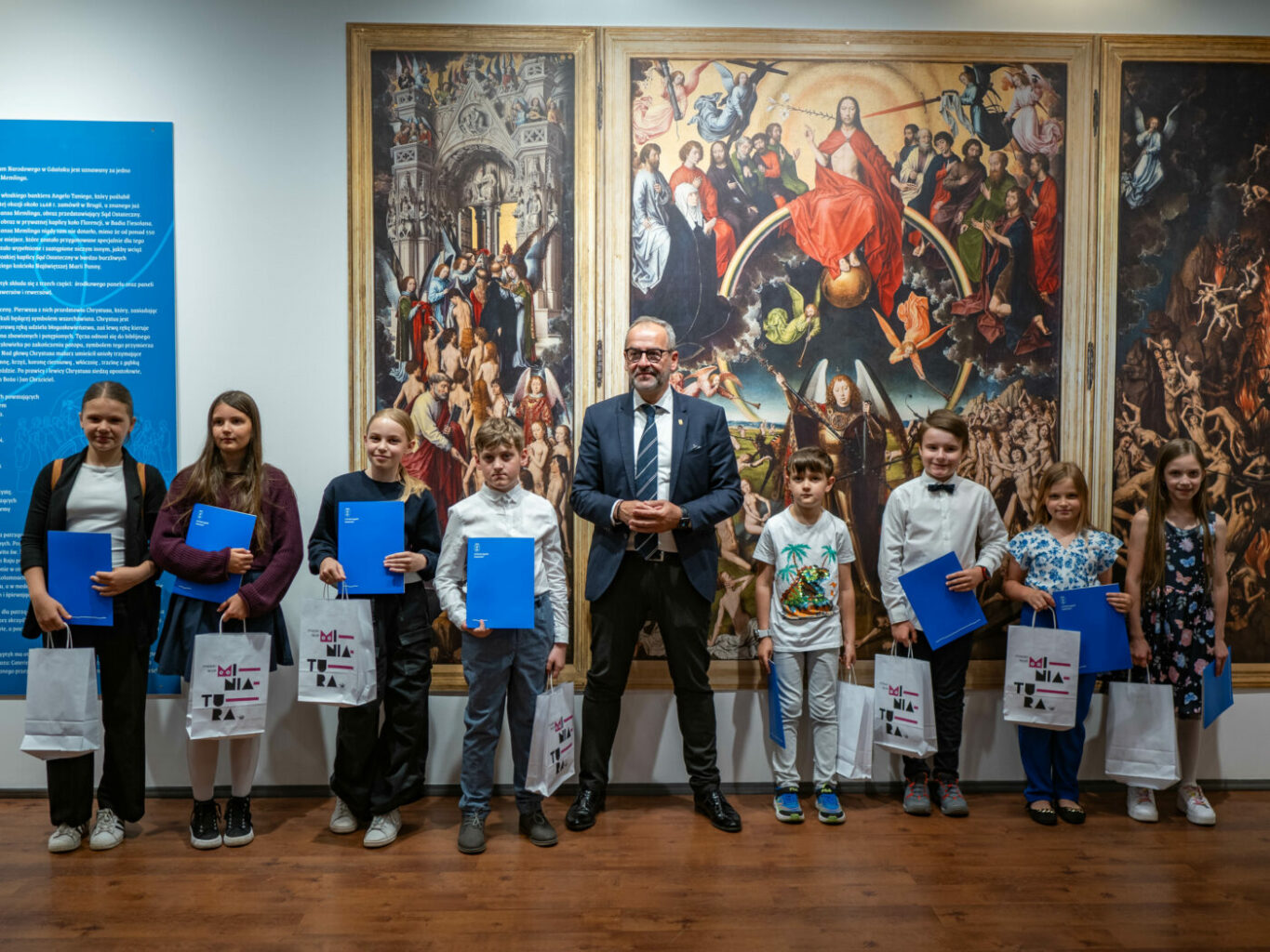 Rektor UG prof. Piotr Stepnowski i laureaci konkursu
plastycznego dla uczniów szkół podstawowych
pt. „Sąd Ostateczny Hansa Memlinga – jak Paul Beneke
zdobył obraz?” podczas wernisażu wystawy o tym samym
tytule, wieńczącej ten konkurs. Biblioteka Główna UG,
10 czerwca 2024
Fot. Marcel Jakubowski