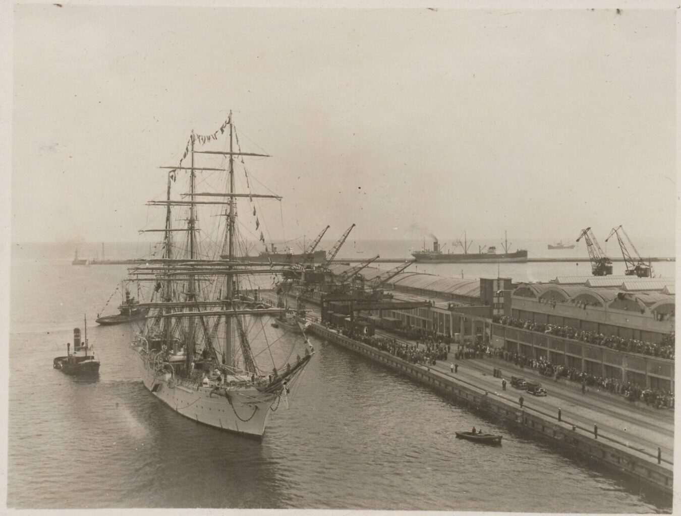 „Dar Pomorza” przy Nabrzeżu Francuskim (Fot. ze zbiorów Archiwum Państwowego w Gdańsku Oddział w Gdyni).