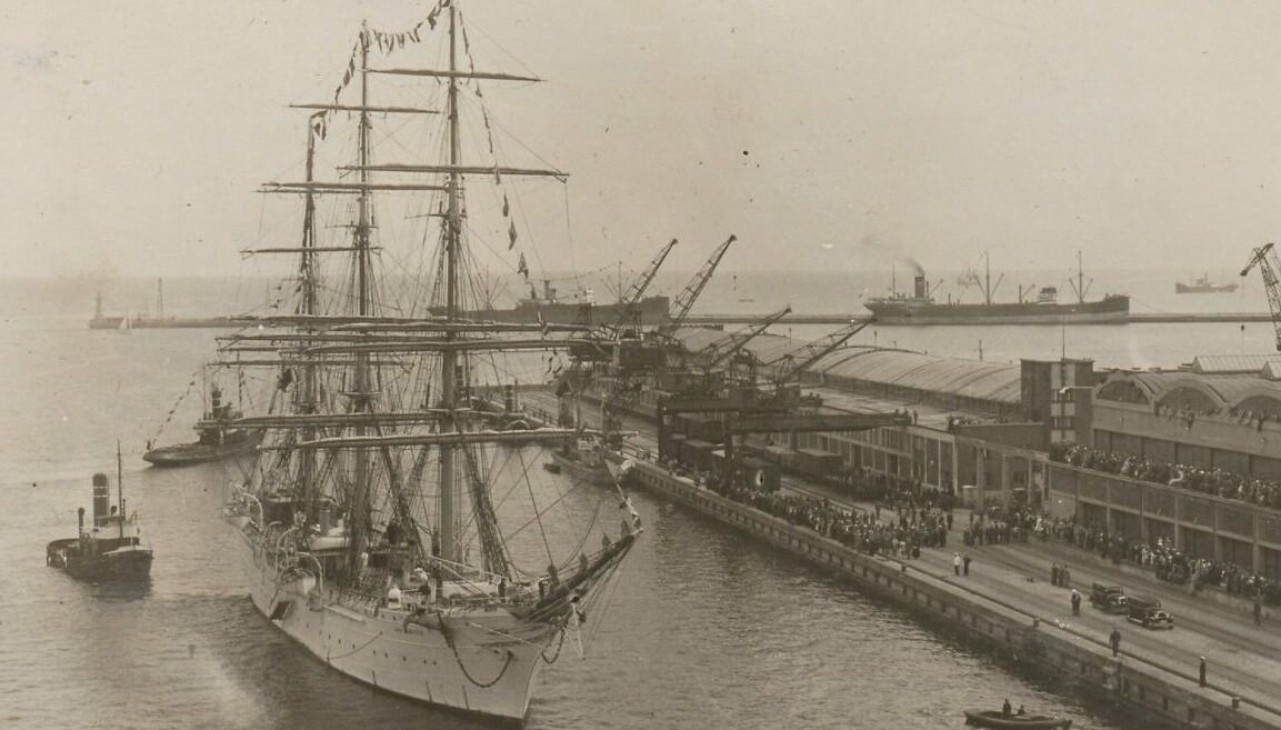 „Dar Pomorza” przy Nabrzeżu Francuskim (Fot. ze zbiorów Archiwum Państwowego w Gdańsku Oddział w Gdyni).