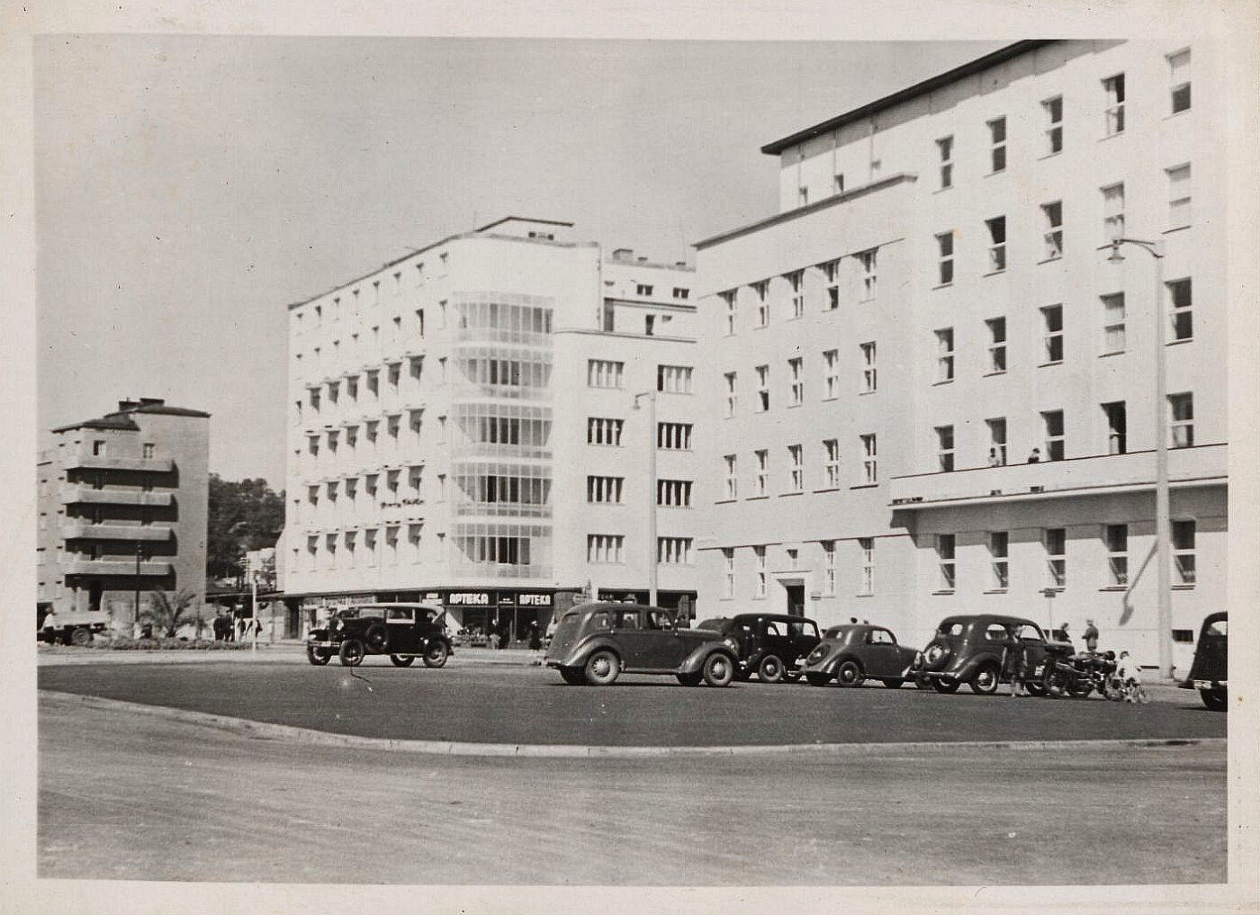 Wybudowana w latach 1930–1937 siedziba władz: Komisariatu 
Rządu, Miejskiej Rady Narodowej, Urzędu Miasta Gdyni
(Fot. ze zbiorów Archiwum Państwowego w Gdańsku  
Oddział w Gdyni).