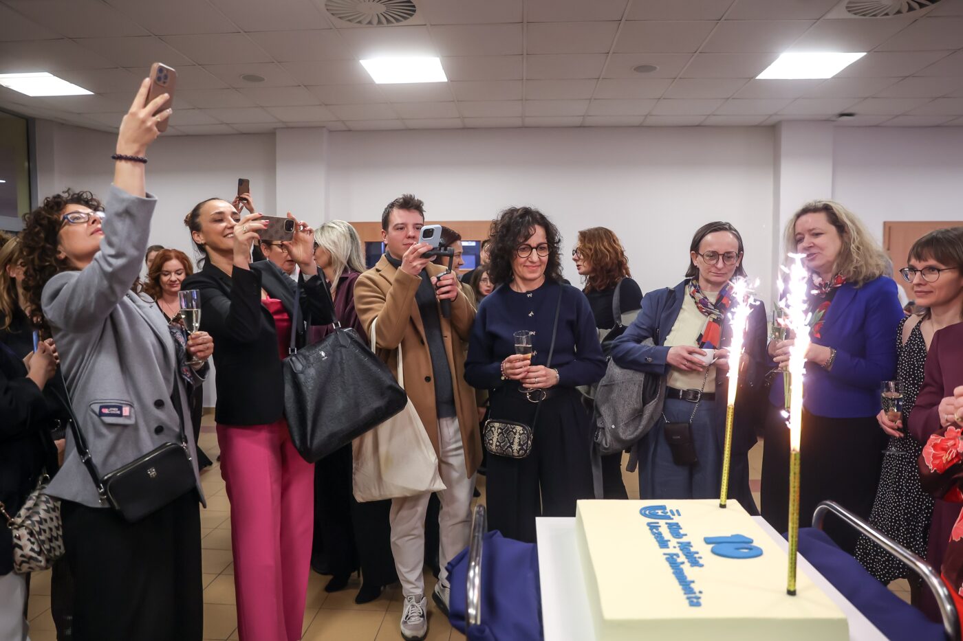 Networking przy jubileuszowym torcie Fot. Paweł Sudara