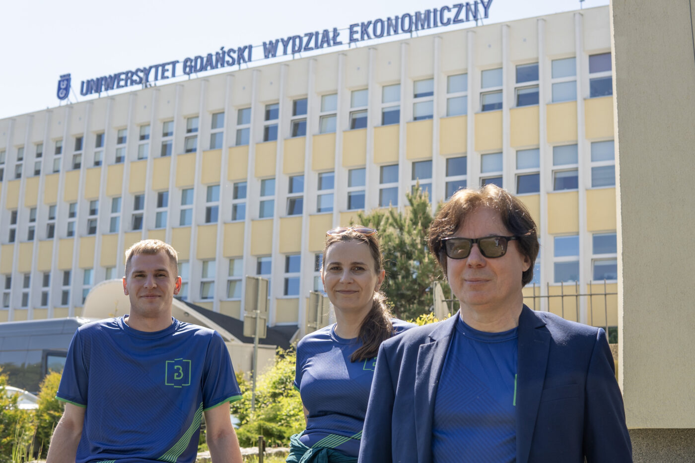Przedstawiciele firmy JohnnyBros. Na zdjęciu po lewej: Piotr Pawłowski (pierwszy z prawej), Magdalena Podlipska i Pavlo Chvora. Na zdjęciu po prawej: Adam Wojciechowski