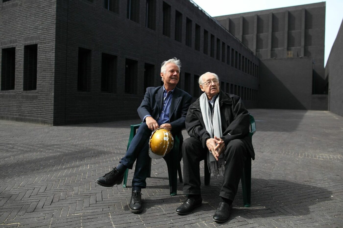 Profesor Jerzy Limon  
i Andrzej Wajda  
na dziedzińcu Gdańskiego  
Teatru Szekspirowskiego
Fot. Krzysztof Mystkowski