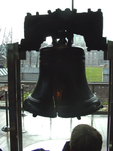 Dzwon Wolności prezentowany w pawilonie Liberty Bell Center w Filadelfii Fot. Anna Mazurkiewicz