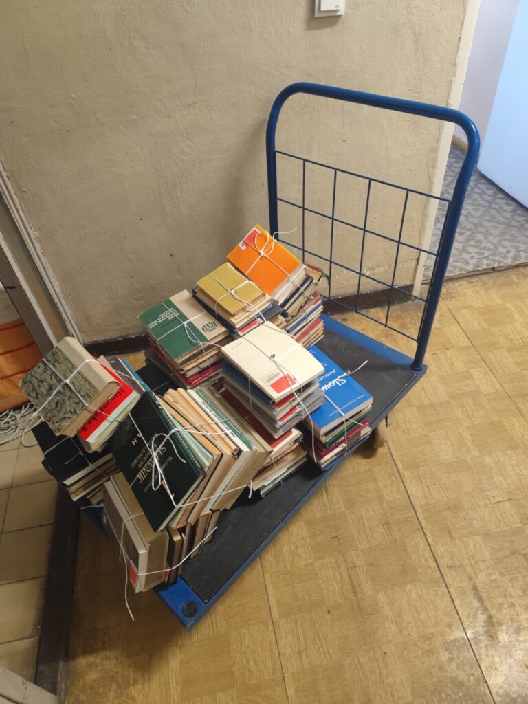 Biblioteczny wózek z książkami –
część codziennego obiegu zbiorów (Fot. Dmitrii Andreev).